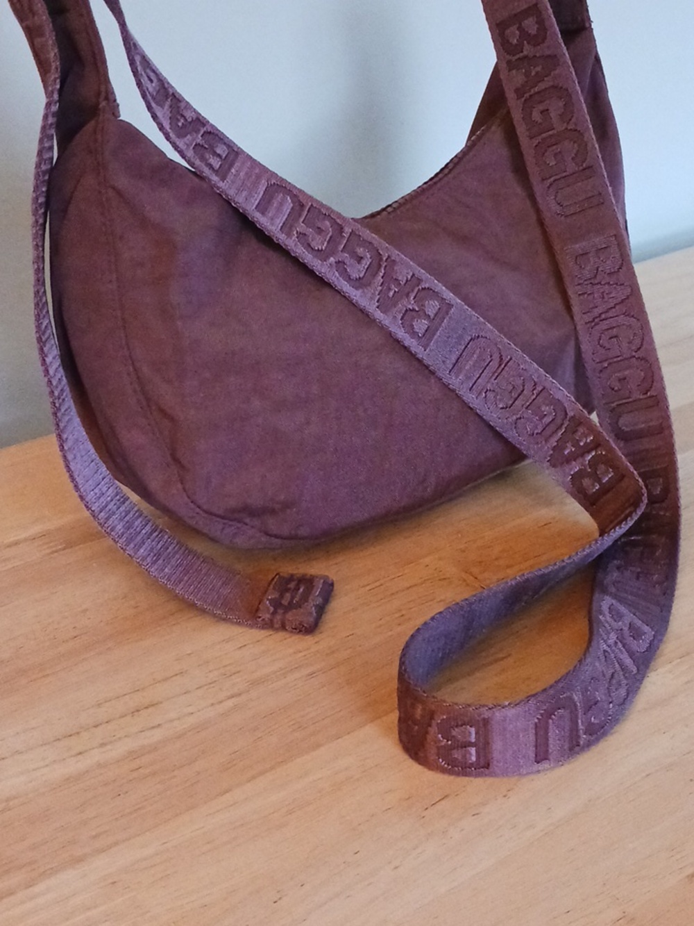 NWT BAGGU Small Mahogany Crescent Bag - Picture 2 of 10